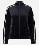 Campera deportiva de plush color negro con cuello alto, cierre frontal por cremallera, bolsillos laterales y detalle de piping blanco contrastante en mangas y bolsillos.