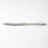 Cinto fino cubierto de strass plateado con hebilla metálica circular también decorada con strass.