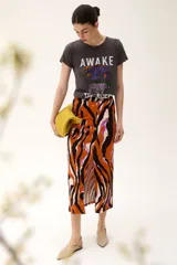 Falda midi de algodón pima con estampado animal print en tonos naranja, negro y blanco. Presenta una abertura frontal.