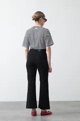 Pantalón de corte recto y tiro alto, color bordó, con costuras verticales frontales y bolsillos laterales.