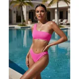 Bikini de dos piezas con textura acanalada, color amarillo. El top es de diseño asimétrico de un solo hombro y la parte inferior es de corte vedetina.