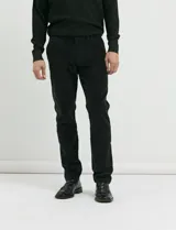 Pantalon de pana de corte clasico, color verde oliva, con bolsillos delanteros inclinados y bolsillos traseros de ribete.