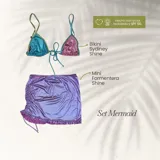 Conjunto compuesto por un bikini triangular de estilo asimétrico con copas en tonos azul y rosado metalizado, y una minifalda de tiro medio con frunces laterales ajustables en tela metalizada color lila.