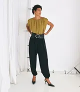 Pantalón modelo aladino de corte holgado, confeccionado en crepé negro. Presenta cintura elástica y puños elásticos en el bajo, con un diseño de volumen tipo globo.