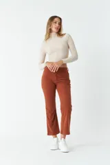 Pantalón de pana negro, de corte recto y tiro medio, con bolsillos y presillas para cinturón.