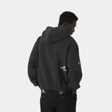 Hoodie oversize color negro con capucha y bolsillo canguro. Estampado frontal en blanco con dos escudos y texto que dice "MADRID HEADQUARTERS WORLD GOLF FEDERATION".