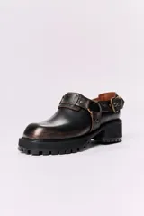 Zapato de cuero negro con hebilla y plataforma con suela track.