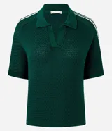 Blusa femenina de punto color verde oscuro, con cuello polo y abertura delantera sin botones. Presenta una trama ahuecada con textura uniforme y mangas cortas con detalle de rayas blancas en los hombros. El modelo es recto y de largo regular.
