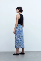 Falda midi de corte recto con estampado floral en tonos azul francia, blanco y beige.