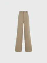 Pantalón de gabardina en color beige, de corte recto y tiro alto. Presenta bolsillos frontales tipo cargo y cierre con botón y cremallera.
