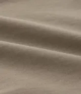 Camisa verde militar de manga larga en sarga de algodón, con cuello clásico, cierre frontal abotonado y dos bolsillos con solapa abotonada en el pecho.