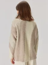 Buzo de tejido de punto con diseño de rayas verticales anchas en tonos beige y crema, cuello semipolera y manga larga.