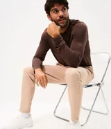 Pantalón deportivo para hombre Get Over de color beige, con cintura elástica con cordón de ajuste, bolsillos funcionales y cierres en los tobillos.