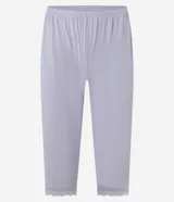 Conjunto de pijama lila compuesto por una blusa de manga corta con escote en V y detalle de encaje, y un pantalón capri con cintura elástica y detalle de encaje en el ruedo.