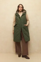 Chaleco largo marrón capitoneado con capucha, cierre frontal y bolsillos laterales. Forro interno de satén con estampado animal print.