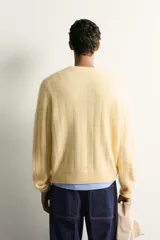 Jersey de punto regular fit, confeccionado en una mezcla de lana y cashmere, con cuello redondo, manga larga y terminaciones en rib.