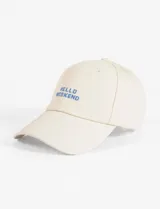 Gorra de béisbol color beige con bordado frontal en azul con la frase "Hello Weekend".