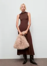 Vestido midi de punto fino color marrón chocolate, con cuello perkins y diseño sin mangas. Presenta un corte ajustado en el torso que se abre en una falda evasé.