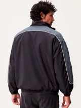 Campera rompevientos Rusty de nylon, color azul con detalles en azul claro en las mangas. Presenta cierre frontal, cuello alto y puños elásticos.