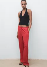 Pantalón rojo de tiro medio con diseño recto, cintura con goma elástica y cordón ajustable, y bolsillos laterales.