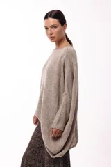 Sweater de punto con silueta amplia y relajada, cuello redondo y mangas largas con puños ajustados. Presenta un diseño de caída fluida y tejido suave.