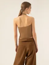 Top marrón de tejido de punto acanalado, corte a la cintura y sin breteles.