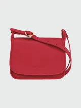 Cartera cruzada Longchamp modelo Le Foulonné, color rojo intenso, con solapa curva y correa ajustable.