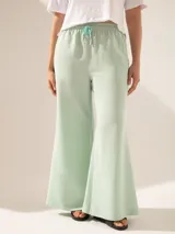 Pantalón de pata ancha color verde agua, con elástico en la cintura y cinta hilera a tono.