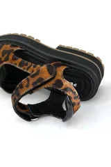 Sandalia con estampado animal print, capellada, forro y plantilla 100% cuero. Ajuste con velcro y taco de 4,5 cm.