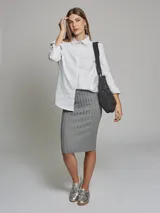 Camisa blanca con rayas verticales finas en color azul, de corte oversize y manga larga.