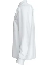 Camisa blanca de algodón Oxford con cuello estructurado, cierre frontal con botones, bolsillo en el pecho y logo Calvin Klein bordado en el pecho.