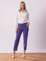 Pantalón recto color verde esmeralda de gabardina elastizada, marca Zac & Rachel. Pretina ancha con faja interna modeladora. Delantera con bolsillos simulados. Trasera con bolsillos ojal.