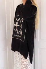 Sweater tejido en algodón color crudo, con bordado del signo zodiacal Cáncer en el frente. Diseño oversize de talle único.