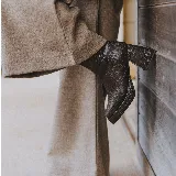 Botas cortas negras de cuero vacuno con textura tipo cocodrilo. Taco de madera forrado en cuero de 8cm, entre suela de goma de 2cm forrada en cuero, inclinación de horma de 6cm y caña de 15cm. Cierre YKK del lado interno y horma de punta cuadrada.