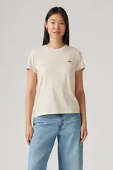 Remera color crema de corte clásico, con logo de Levi's bordado en el pecho.