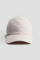Gorra de algodón color rosado, de diseño clásico con visera curva y ojales bordados para mayor ventilación.