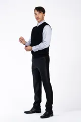 Chaleco azul marino de punto con cuello en V.