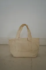 Bolso tote pequeño de lona color crudo con doble asa corta. Decorado con parches termoadhesivos de gafas de sol, inicial con corona, cóctel y cangrejo.