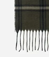 Bufanda de diseño doble faz con estampado de cuadros en tonos verdes y oscuros, terminada con flecos en los extremos.