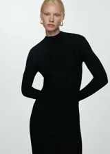 Vestido midi de punto fino con textura de canalé, diseño entallado, cuello perkins y manga larga.