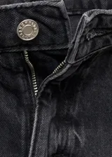 Jeans de corte mom-fit y tiro alto, color negro gastado, con diseño clásico de cinco bolsillos, cierre de cremallera y botón.