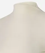 Blusa corta de cuello alto y mangas cortas, confeccionada en tejido rib texturizado color marrón.