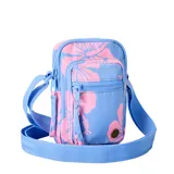 Bandolera Rip Curl Everyday Mini X Body color celeste con estampado de flores rosas.