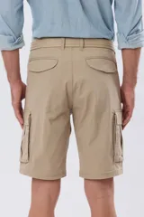 Bermuda cargo color azul marino, de gabardina con bolsillos laterales con solapa en las piernas y presillas para cinturón. Incluye cinturón de lona trenzada oscura con detalles en cuero sintético y hebilla metálica.