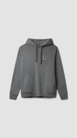 Canguro gris con capucha, cordones ajustables y bolsillos tipo canguro. Presenta un logo cuadrado con una "X" en el pecho.