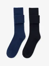 Par de medias de algodón con interior de plush, una en color azul y otra en color negro, con diseño de caña alta y puño doblado.