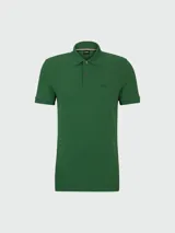 Polo de manga corta color verde menta, confeccionado en piqué de algodón, con cuello y tapeta de tres botones. Presenta un logo bordado tono sobre tono en el pecho.