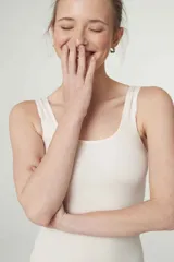 Musculosa de microfibra sin costuras, con diseño ajustado al cuerpo, escote redondo y breteles anchos.