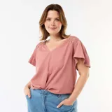 Camiseta rosada de manga corta con escote en V, confeccionada en tejido texturizado con detalles de encaje y macramé en los hombros.