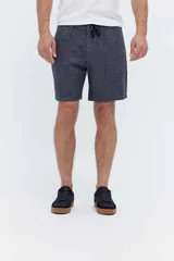 Bermuda estilo chino confeccionada en mezcla de lino y algodón, color azul melange, de corte suelto, cintura elastizada con cordón ajustable y pinzas delanteras.